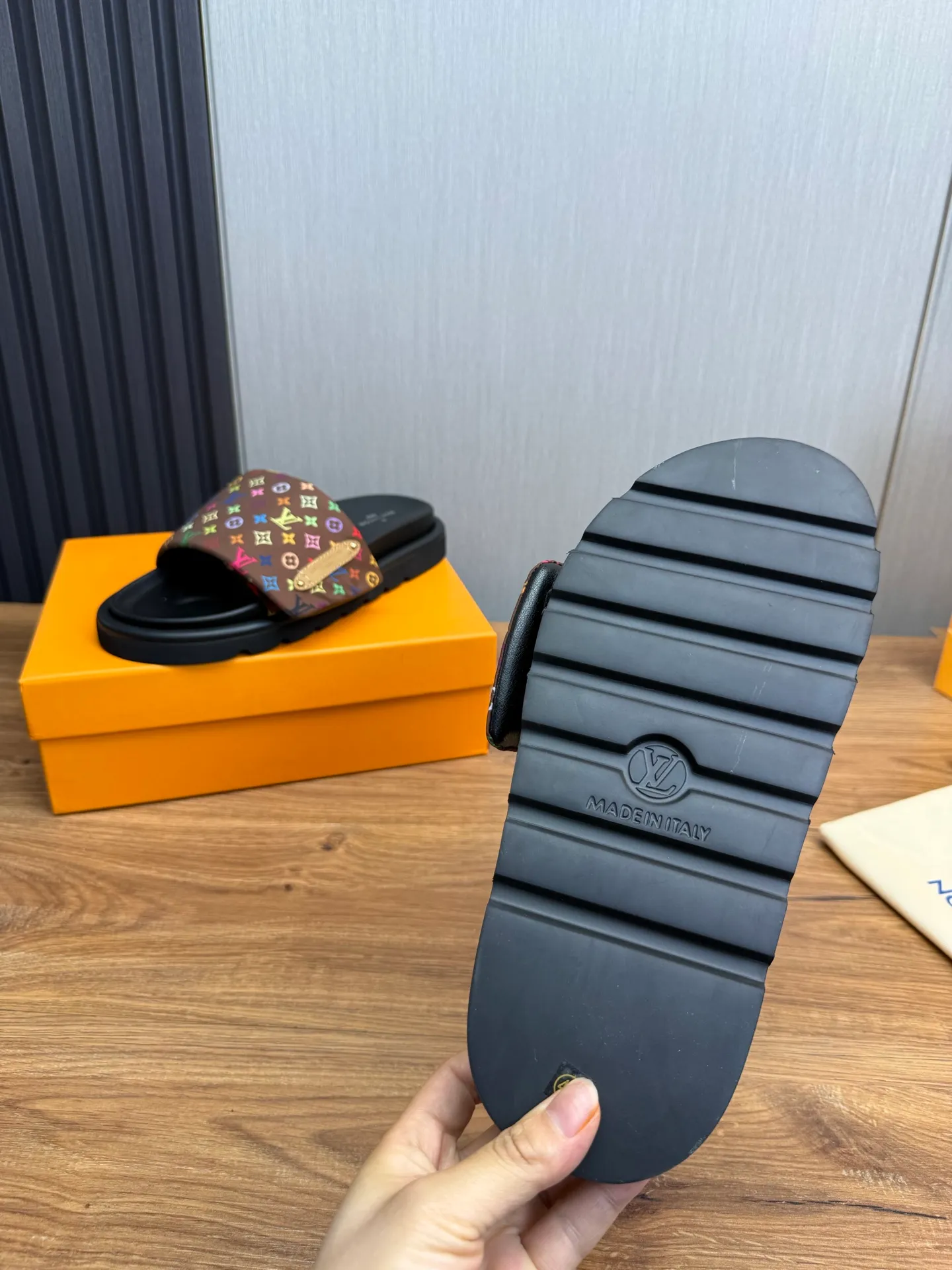 Men's shoes 💰360💰 Lv. hot selling men's slippers 🔥 🩴Official website one to one production 38-45 sizes 45 46 🉑️Customized!